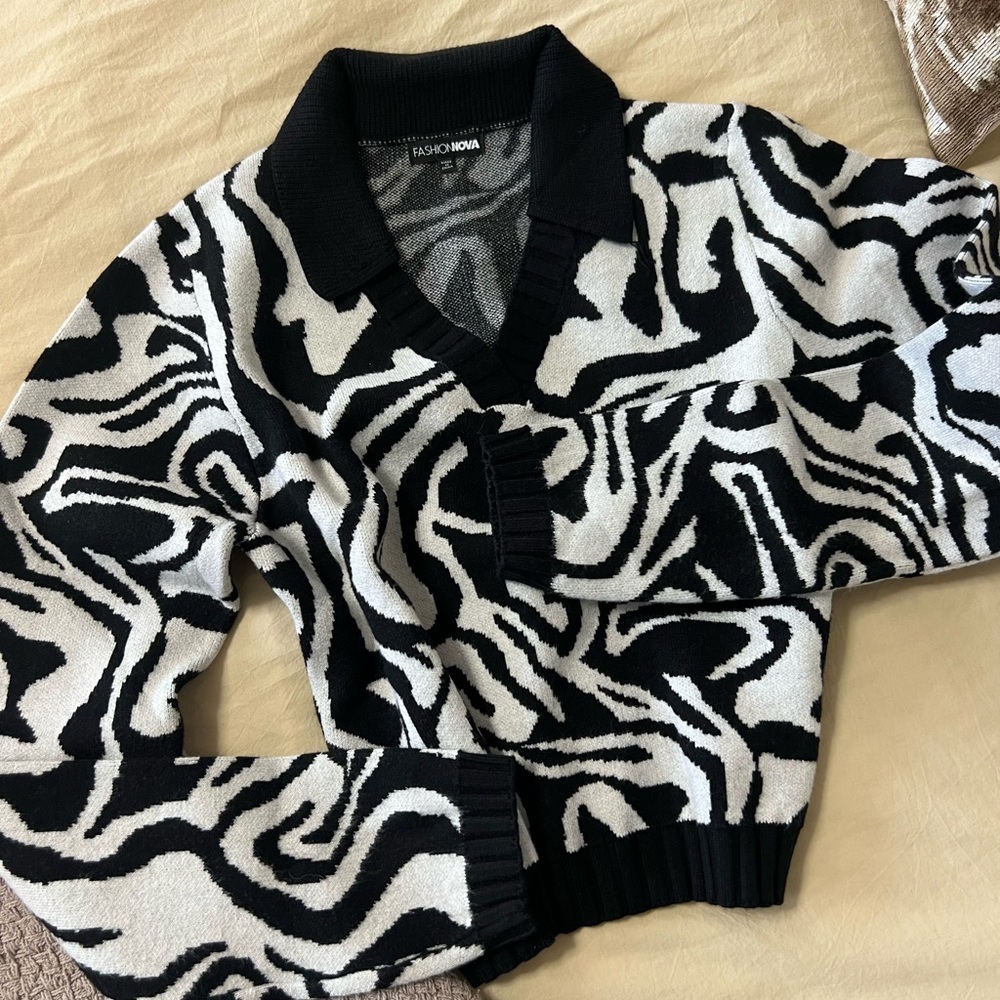 Black and White Sweater with collar